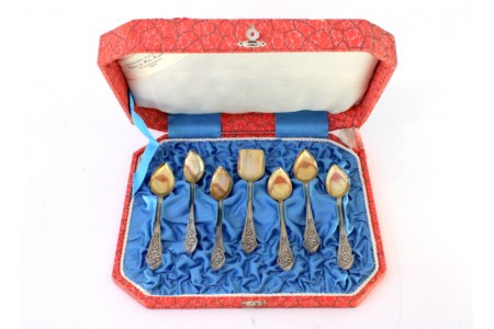 Conjunto de seis colheres de café e pá de açúcar em prata com frisos e relevos nos cabos em estojo original.